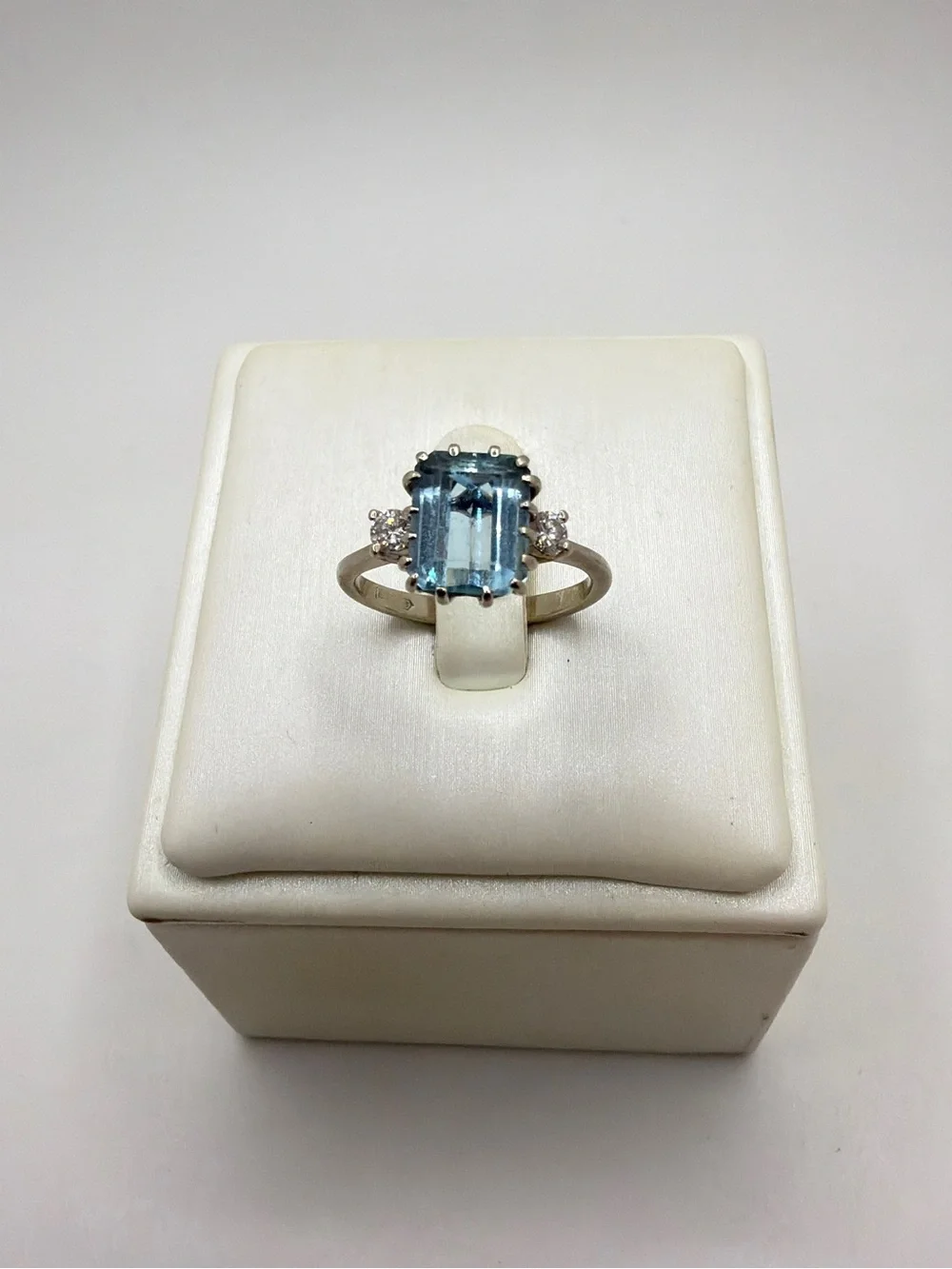 Vintage 8x6mm Natural AQUAMARINE w/ two 3mm natural diamonds ring in 14kt WG!